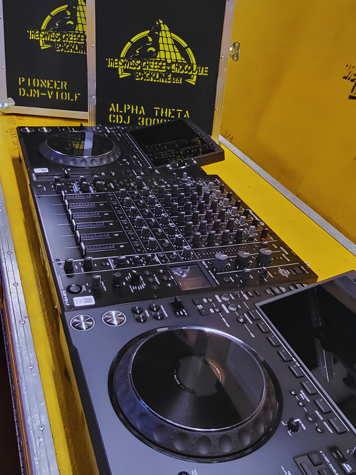 New AlphaTheta CDJs and Pioneer DJ-Mixer